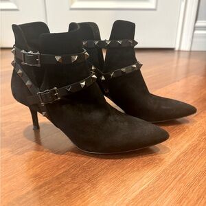 Almost new Authentic Valentino Rockstud Booties..EU 35